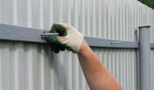 Как избежать ошибок при изготовлении металлического забора. Недостатки забора из профнастила, рекомендации по устранению