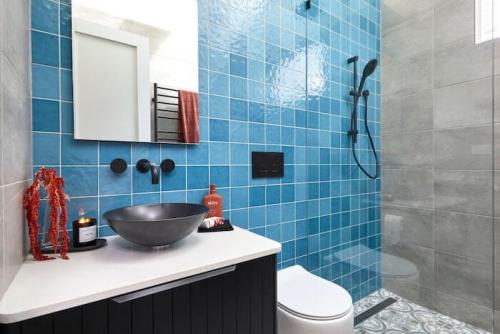 Дизайн плитки в ванную комнату. Модный дизайн ванной комнаты плиткой: фото, виды плитки 12