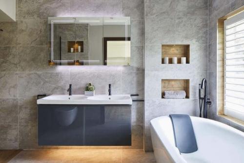 Дизайн плитки в ванную комнату. Модный дизайн ванной комнаты плиткой: фото, виды плитки 15