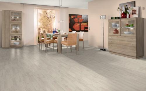 Серый ламинат в спальне. Серый пол в интерьере квартиры. Какие обои и двери подойдут под серый ламинат? 110 лучших фото примеров