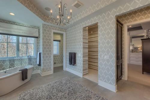 Серые обои с узором. Область применения и стилевая направленность