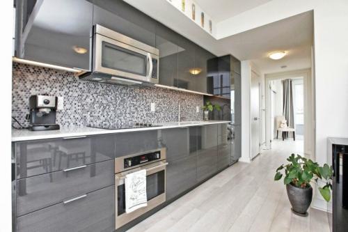 Серые обои в интерьере кухни. Серые кухни в современном стиле