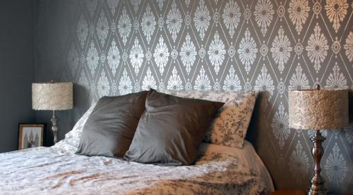 Серые обои в интерьере спальни. Серые обои в спальне: красивые решения сочетания серого цвета в оформлении стен спальной комнаты (фото новинки 2021 года)