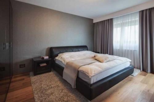 Серые обои в интерьере. Серые обои: 125 фото и видео описание, как выбрать и использовать серые обои в дизайне интерьера