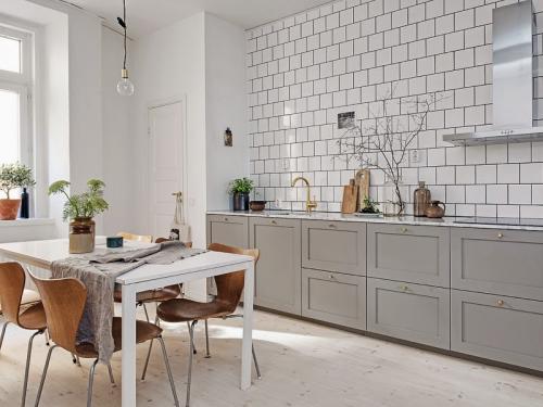 Серая кухня с деревянной столешницей. Какая столешница подойдет для серой кухни?