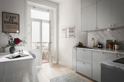 Серая мебель кухня. Серая кухня —, какими цветами ее дополнить?