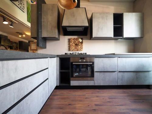 Серая кухня с деревянной столешницей. Какая столешница подойдет для серой кухни?