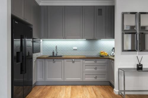 Серая кухня с деревянной столешницей. Какая столешница подойдет для серой кухни?