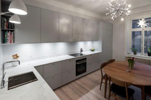 Серая кухня с деревянной столешницей. Какая столешница подойдет для серой кухни?