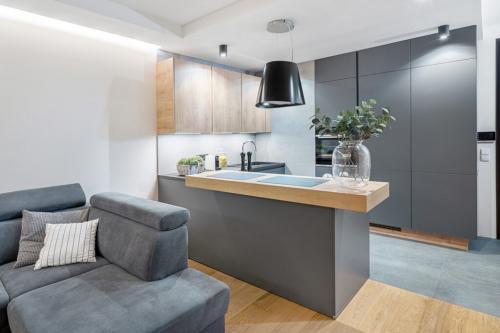 Серая кухня с деревянной столешницей. Какая столешница подойдет для серой кухни?