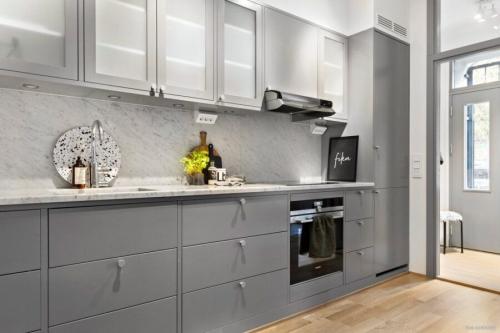 Серая кухня с деревянной столешницей. Какая столешница подойдет для серой кухни?