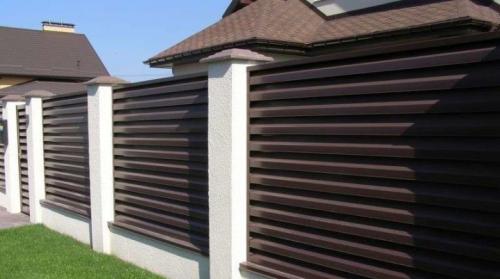 Забор из профнастила горизонтального расположение волн. Горизонтальный забор из профлиста