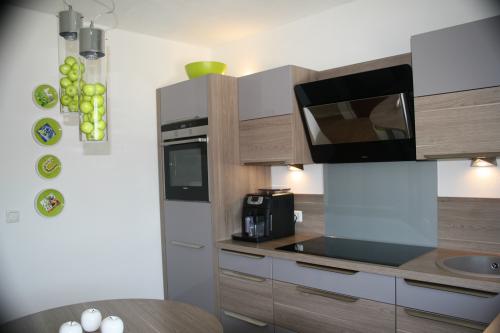 Маленькая кухня в серых тонах. Что мы знаем о сером цвете?