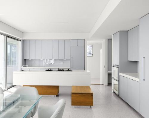 Кухня в серых тонах с яркими акцентами. Сочетание серого с другими цветами