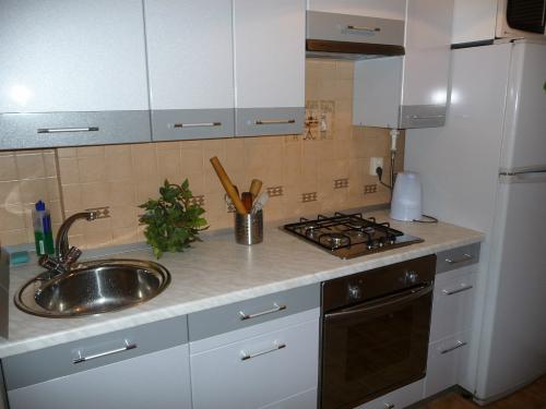 Маленькая кухня в серых тонах. Что мы знаем о сером цвете?