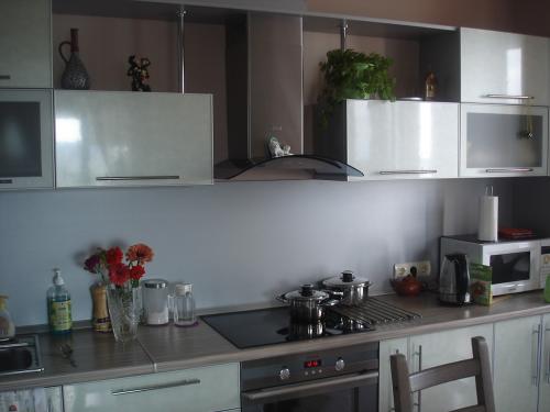 Маленькая кухня в серых тонах. Что мы знаем о сером цвете?