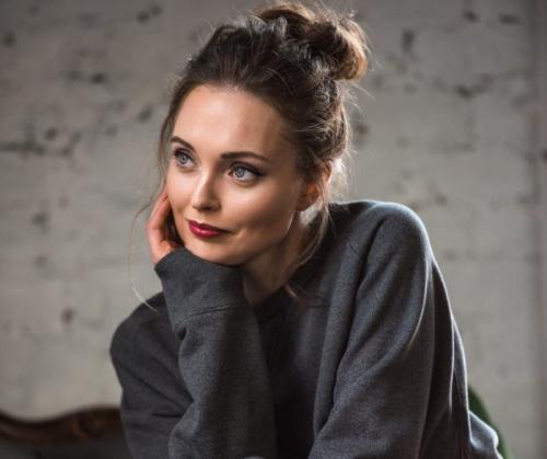 Сочетание желтого и серого в одежде. Кому подходит