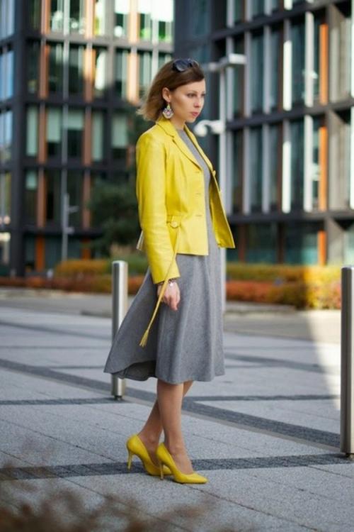 Сочетание серого и желтого в одежде 2021. Как комбинировать жёлтый и серый в одежде