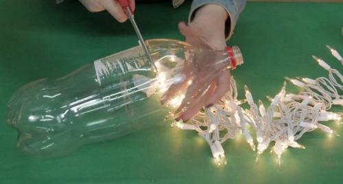 107 поделок из пластиковых бутылок. Поделки из пластиковых бутылок своими руками: 84 фото лучших идей использования 1,5 и 5 литровых бутылок для детей, дачи, дома, сада