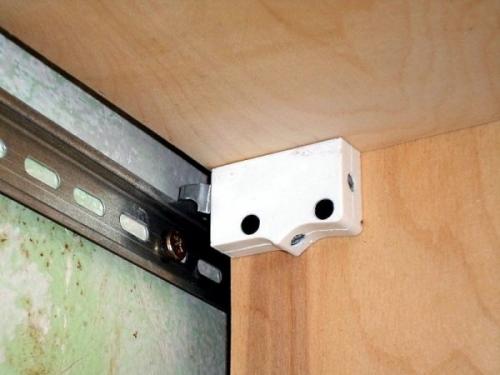 Как избежать повреждения стены при установке полки на стене. Как повесить полку на стену, если она крошится при сверлении