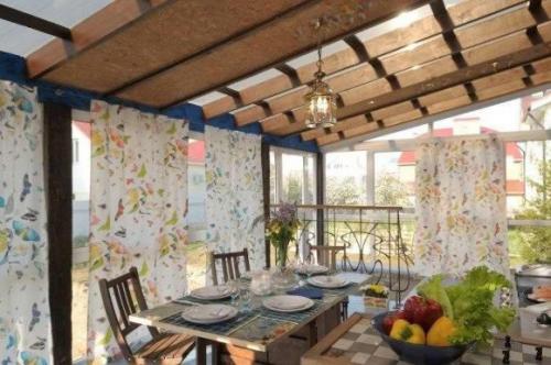 Как оформить стены на веранде.  Дизайн веранды-столовой