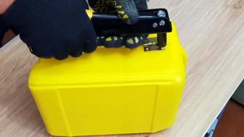 Контейнер из пластиковой канистры. Процесс изготовления кейса