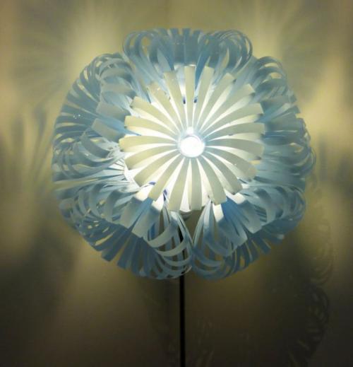 Поделки из пластиковых бутылок для улицы. Поделки из пластиковых бутылок своими руками: 140 фото идей и советы по применению в ландшафтном дизайне