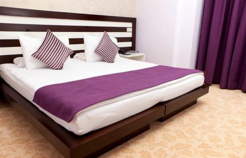 Почему в отелях используются узкие покрывала вместо широких.