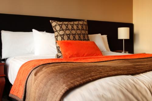 Почему в отелях используются узкие покрывала вместо широких.