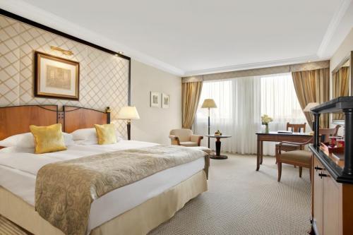 Зачем в отелях на кровати стелют узкие покрывала. Плюсы и минусы