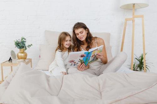 Особенности дизайна отелевой спальни: почему на кровати стелют узкие покрывала 09 Особенности дизайна отелевой спальни: почему на кровати стелют узкие покрывала 09