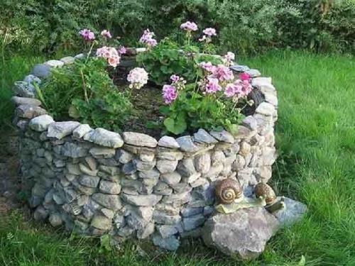 Какие подручные материалы можно использовать для садовых поделок. Поделки для дачи из подручных материалов своими руками (новинки с фото)