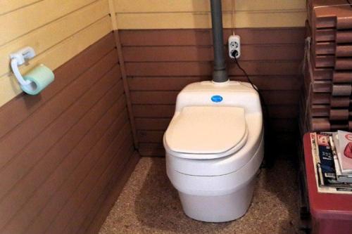 Теплый туалет на веранде. Теплый туалет на даче и в частном доме своими руками