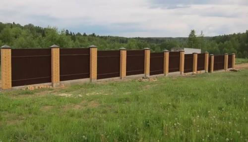 Как изготовить забор из профнастила на крутых склонах или неровных поверхностях. Особенности возведения забора на неровной местности из профнастила