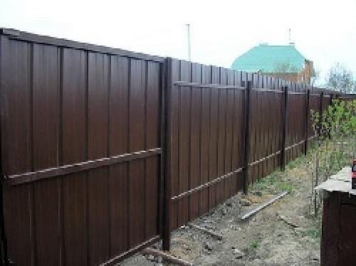 Как сделать забор из профнастила своими руками: подробный инструктаж 08