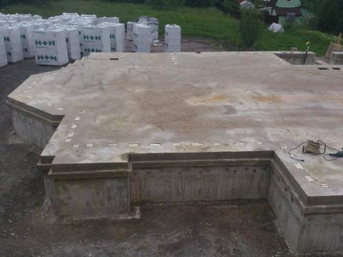 Как обеспечить правильную устойчивость фундаментной плиты из газобетона. Требования к фундаментной плите под газобетонные стены дома