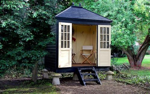 Как можно сделать садовый декор на дачном участке безопасным. Декорирование хозяйственных построек