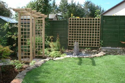 Как можно сделать садовый декор на дачном участке безопасным. Декорирование хозяйственных построек