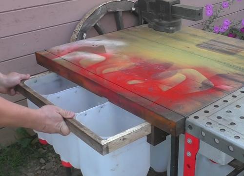 Как можно из канистр сделать удобный стол для сада. Достойная идея применения пластиковых канистр