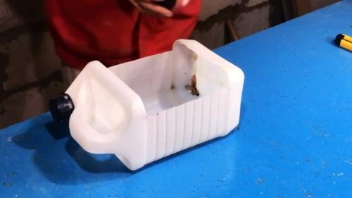 Лайфхаки из канистры. Процесс изготовления выдвижных ящиков под верстак из использованных пластиковых канистр