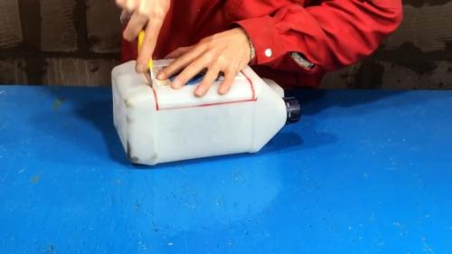 Лайфхаки из канистры. Процесс изготовления выдвижных ящиков под верстак из использованных пластиковых канистр