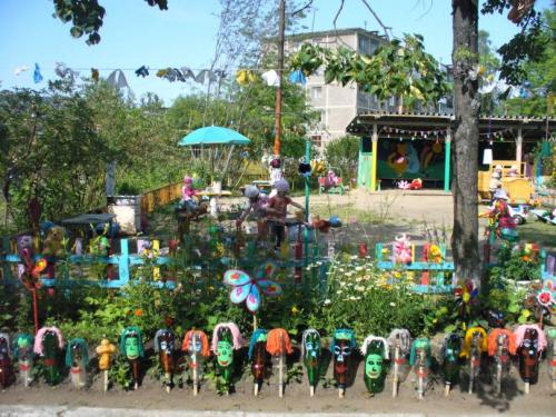 Поделки из пластиковых бутылок для клумбы. Клумба из бутылок — мастер-класс изготовления оригинальных клумб. 120 фото оформления клумбы при помощи пластика