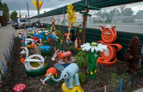 Поделки из пластиковых бутылок для клумбы. Клумба из бутылок — мастер-класс изготовления оригинальных клумб. 120 фото оформления клумбы при помощи пластика