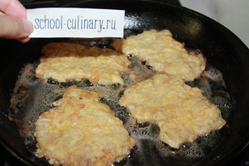 Свиные отбивные на сковороде с луком. Свиные отбивные с луком и яйцом на сковороде