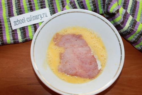 Свиные отбивные на сковороде с луком. Свиные отбивные с луком и яйцом на сковороде