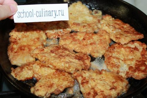 Свиные отбивные на сковороде с луком. Свиные отбивные с луком и яйцом на сковороде