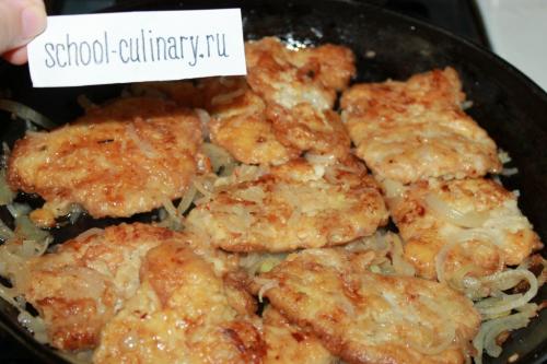 Свиные отбивные на сковороде с луком. Свиные отбивные с луком и яйцом на сковороде