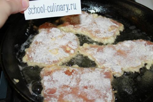 Свиные отбивные на сковороде с луком. Свиные отбивные с луком и яйцом на сковороде