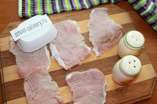 Свиные отбивные на сковороде с луком. Свиные отбивные с луком и яйцом на сковороде