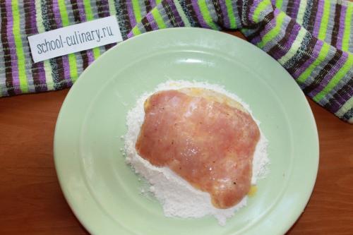 Свиные отбивные на сковороде с луком. Свиные отбивные с луком и яйцом на сковороде